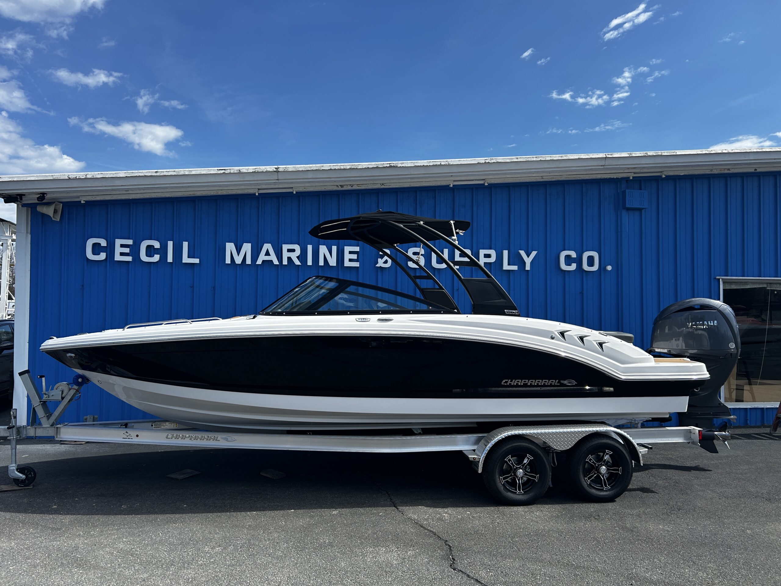 2026 Chaparral 23 SSI OB - Black-White Hull.jpg1